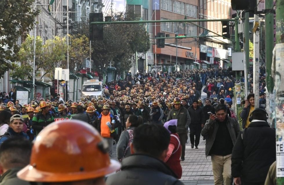 MINEROS COOPERATIVISTAS TOMARON LAS CALLES DE LA PAZ POR FALTA DE DIÉSEL