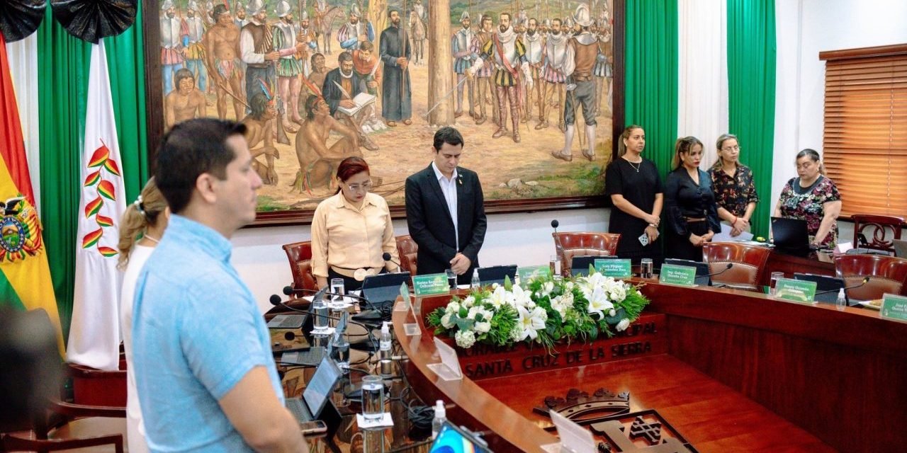 CONCEJO MUNICIPAL REALIZA HOMENAJE PÓSTUMO A PERCY FERNÁNDEZ