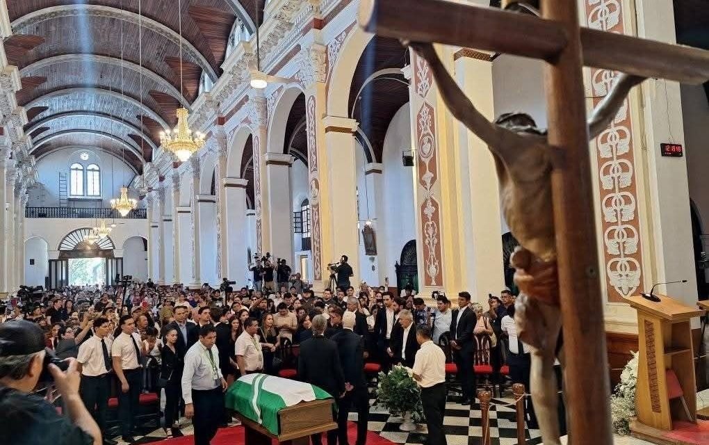 PAÑUELOS BLANCOS Y LAGRIMAS MARCARON EL ADIÓS DEL EXALCALDE PERCY FERNÁNDEZ