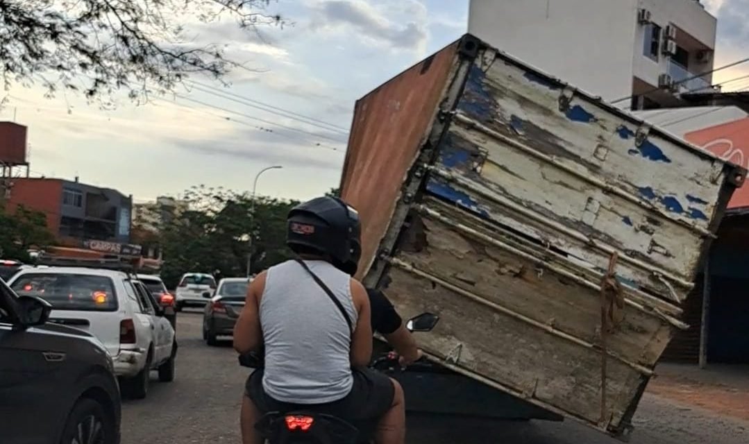 TRASLADO DE CONTAINER PUSO EN PELIGRO A CONDUCTORES Y TRANSEÚNTES