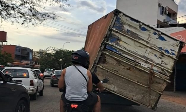 TRASLADO DE CONTAINER PUSO EN PELIGRO A CONDUCTORES Y TRANSEÚNTES