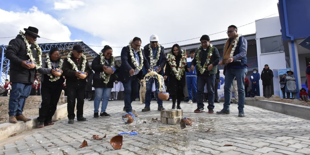 84 FAMILIAS EN ORURO ESTRENAN ENLOSADO VIAL DE 6.000 METROS CUADRADOS