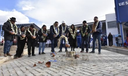 84 FAMILIAS EN ORURO ESTRENAN ENLOSADO VIAL DE 6.000 METROS CUADRADOS