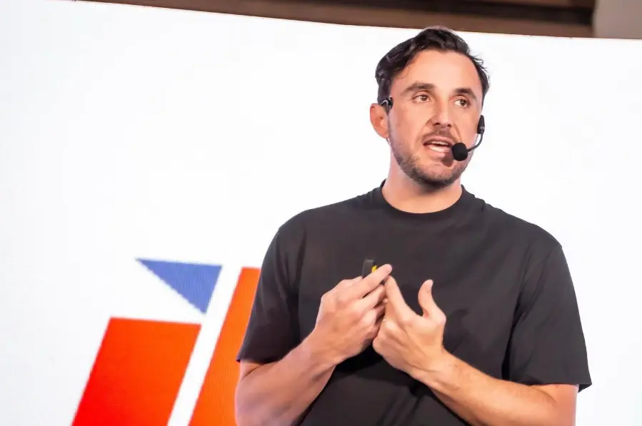 JP VELASCO NIEGA TUITS RACISTAS Y DENUNCIA GUERRA SUCIA