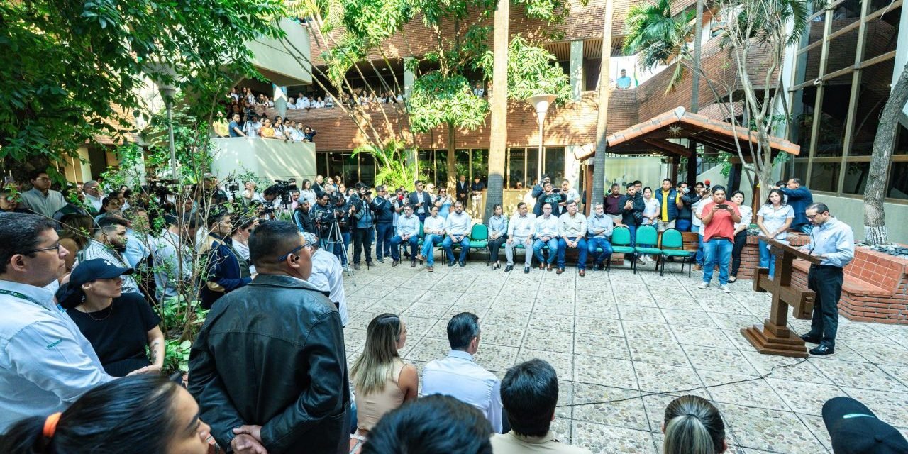 CAMACHO IZA LA BANDERA Y RINDE HOMENAJE PÓSTUMO A PERCY FERNÁNDEZ