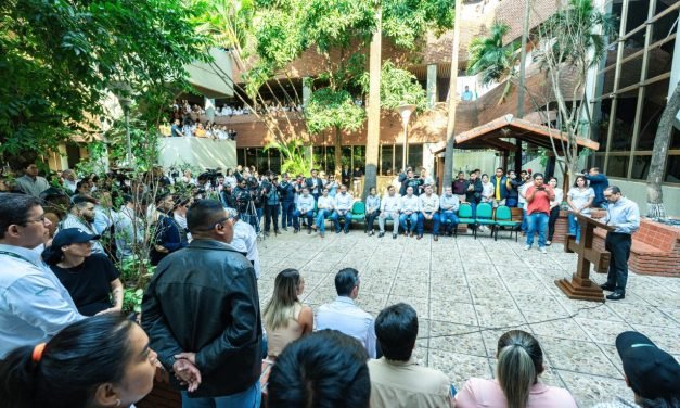 CAMACHO IZA LA BANDERA Y RINDE HOMENAJE PÓSTUMO A PERCY FERNÁNDEZ