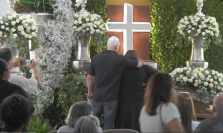 AUTORIDADES Y VECINOS DAN EL ÚLTIMO ADIÓS A PERCY FERNÁNDEZ