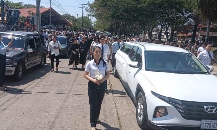 PERCY FERNÁNDEZ LLEGA A LA CATEDRAL PARA SU ÚLTIMA MISA