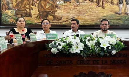 ALFREDO ROMERO Y PERCY FERNÁNDEZ SERÁN RECONOCIDOS EN EL MES DE SANTA CRUZ