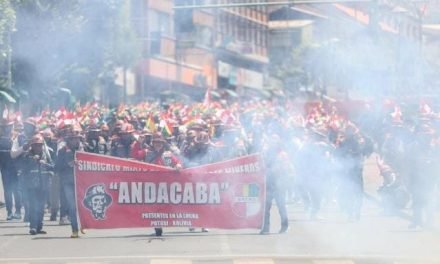 MINEROS MARCHAN EXIGIENDO MEDIDAS CONTRA LA MINERÍA ILEGAL
