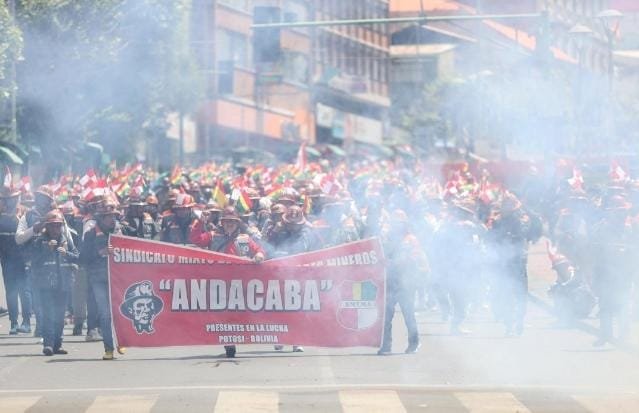 MINEROS MARCHAN EXIGIENDO MEDIDAS CONTRA LA MINERÍA ILEGAL