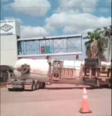 CAMIÓN CARGADO CON GLP SE VUELCA FRENTE A PLANTA DE YPFB