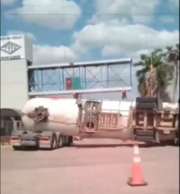 CAMIÓN CARGADO CON GLP SE VUELCA FRENTE A PLANTA DE YPFB