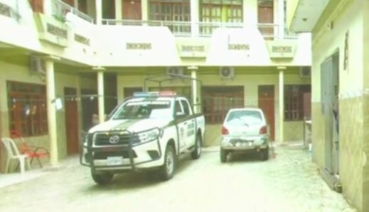 FISCALÍA Y POLICÍA INVESTIGAN MUERTE DE MUJER EN ALOJAMIENTO