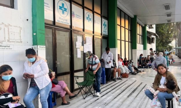 TRABAJADORES DE SALUD INICIARON UN PARO DE 72 HORAS