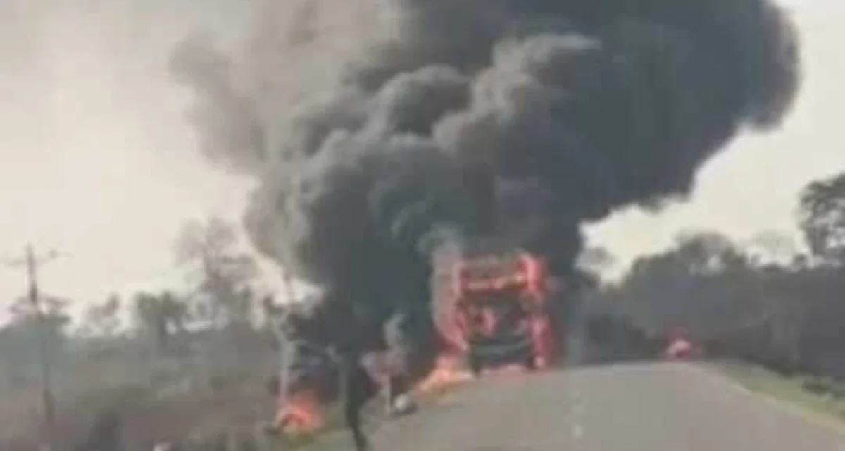 BUS CON 60 PASAJEROS SE INCENDIA EN LA RUTA SANTA CRUZ–TRINIDAD