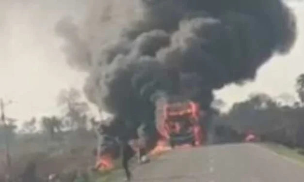 BUS CON 60 PASAJEROS SE INCENDIA EN LA RUTA SANTA CRUZ–TRINIDAD