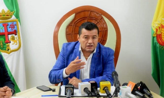 ALCALDE CRUCEÑO CONFIRMAN RENOVACIÓN DE CONTRATOS EN EL ÁREA DE SALUD