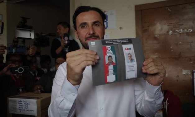 JUAN PABLO VELASCO, PRIMER CANDIDATO EN EMITIR SU VOTO EN SANTA CRUZ