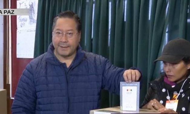 PRESIDENTE LUIS ARCE EMITIÓ SU VOTO Y SE RETIRÓ ESCOLTADO TRAS ABUCHEOS