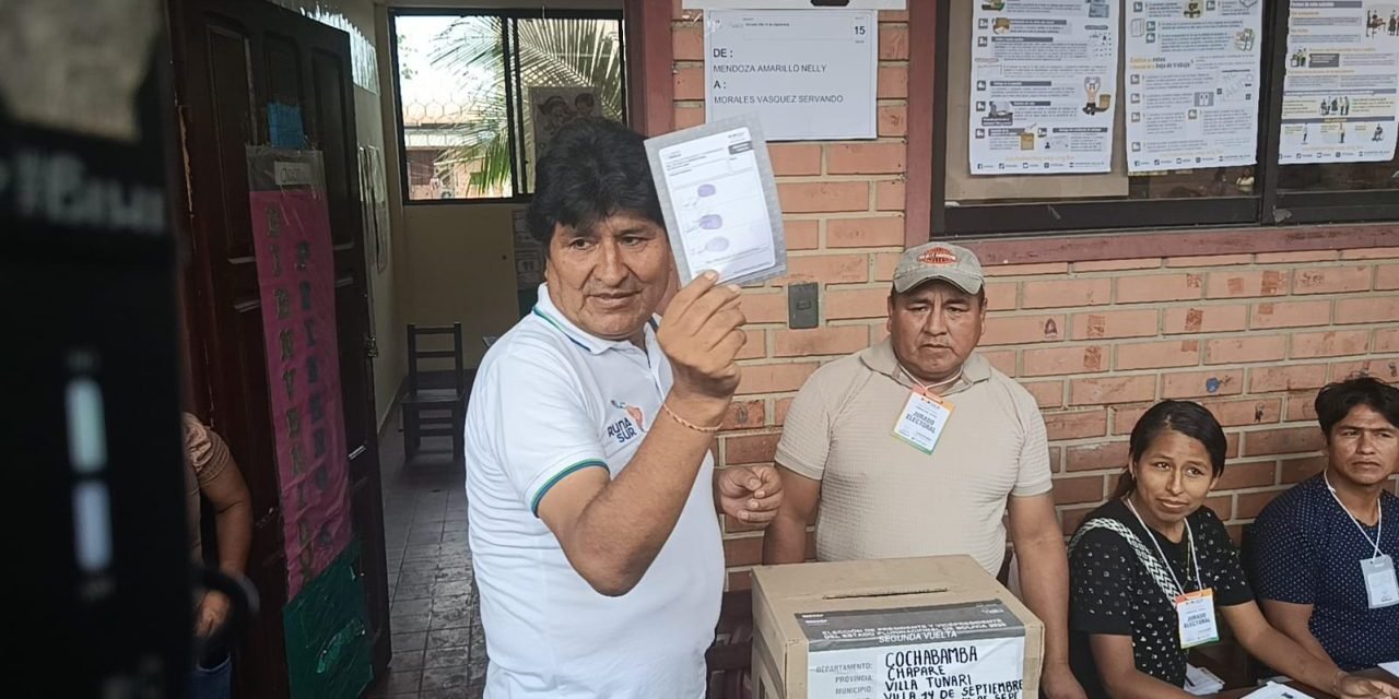 EVO MORALES EJERCIÓ SU VOTO EN EL TRÓPICO DE COCHABAMBA