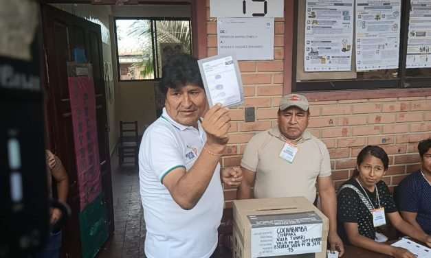 EVO MORALES EJERCIÓ SU VOTO EN EL TRÓPICO DE COCHABAMBA
