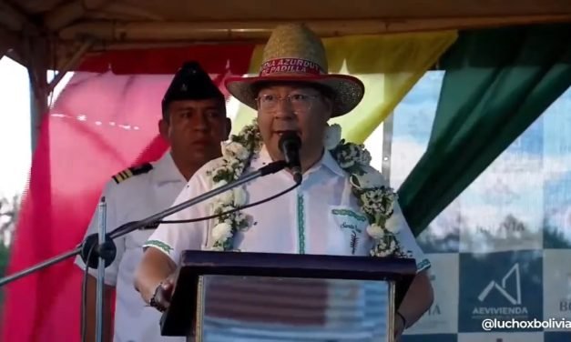 ARCE ENTREGA PROYECTOS EN SANTA CRUZ Y CUESTIONA RAPIDEZ EN APROBACIÓN DE CRÉDITOS