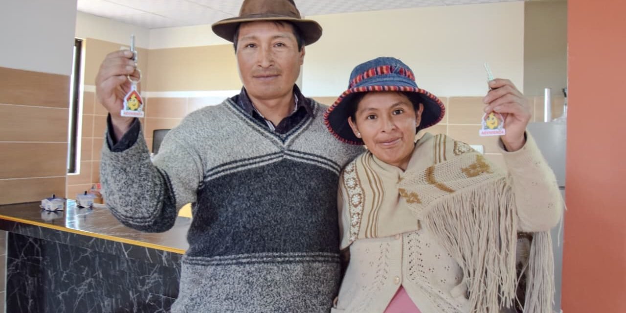 GOBIERNO ENTREGA 30 VIVIENDAS A 105 FAMILIAS EN AYO AYO