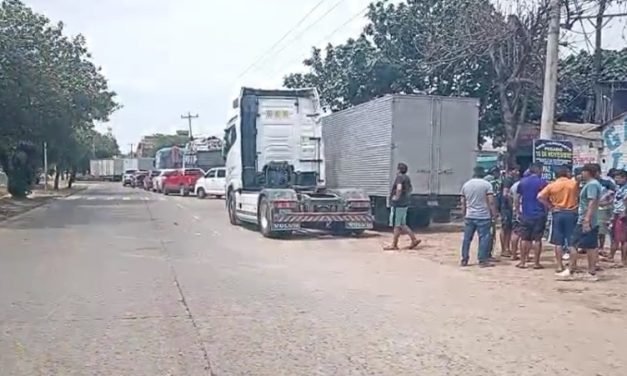 TRANSPORTISTAS BLOQUEAN AVENIDA EN PIRAÍ Y CUARTO ANILLO POR ESCASEZ DE COMBUSTIBLE