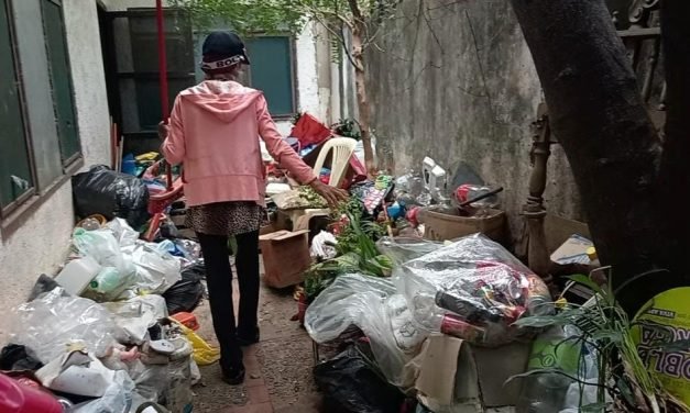 ANCIANA BUSCA SUSTENTO ENTRE BOTELLAS Y CARTONES