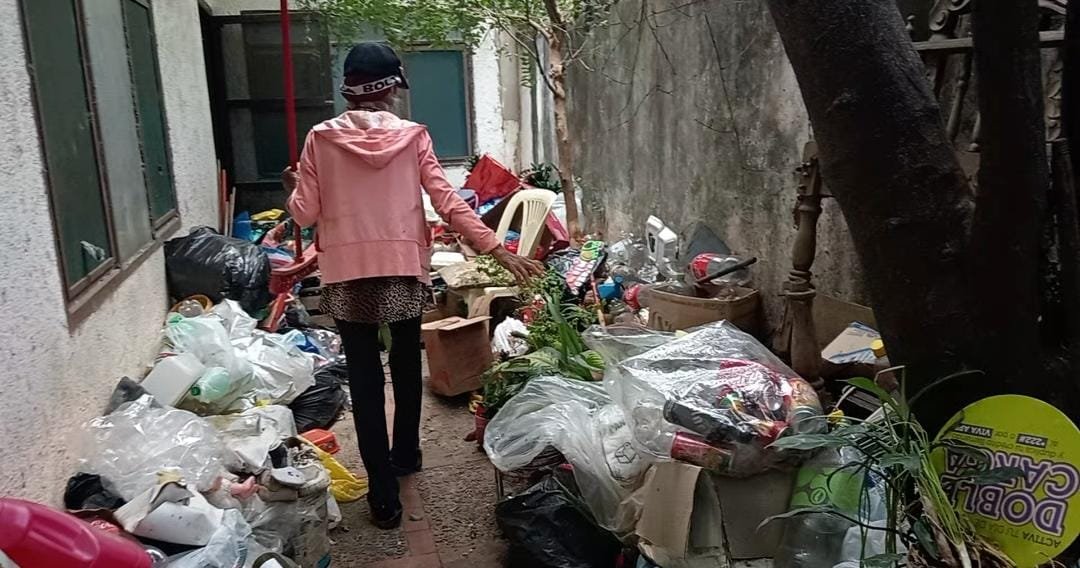 ANCIANA BUSCA SUSTENTO ENTRE BOTELLAS Y CARTONES