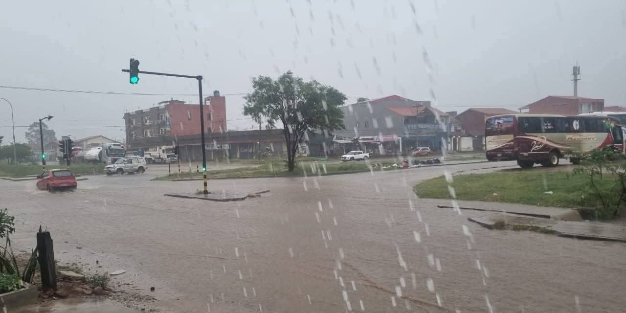 INTENSA LLUVIA ANEGÓ CALLES Y AVENIDAS EN SANTA CRUZ