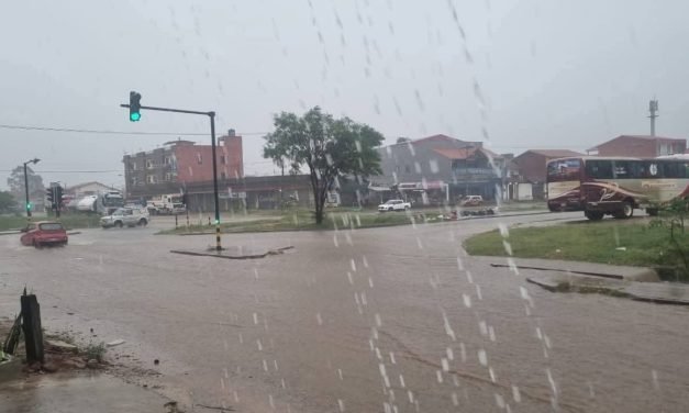 INTENSA LLUVIA ANEGÓ CALLES Y AVENIDAS EN SANTA CRUZ