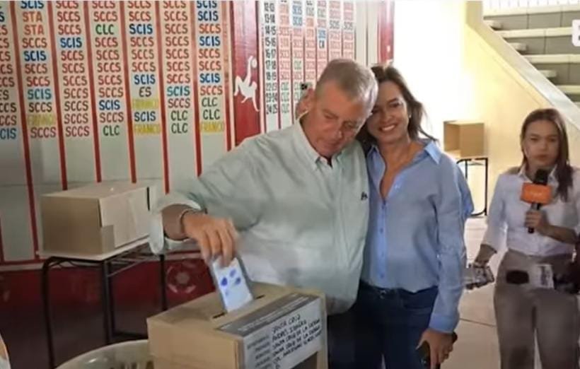 BRANKO MARINKOVIC EJERCE SU VOTO E INVITA A LOS BOLIVIANOS A ACUDIR A LAS URNAS
