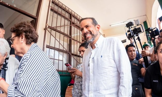 GOBERNADOR CRUCEÑO FELICITA A RODRIGO PAZ E INSTA A TRABAJAR POR LA CRISIS DEL PAÍS