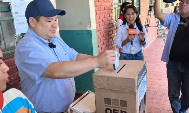 “HA SIDO UN DÍA DEMOCRÁTICO, FESTIVO Y TRANQUILO”: ROGER MARIACA TRAS EMITIR SU VOTO