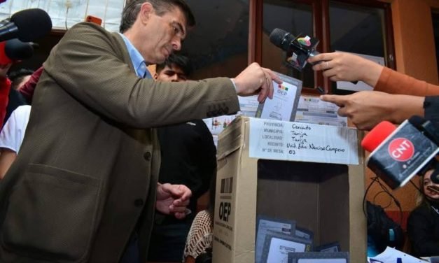 RODRIGO PAZ PIERDE EN SU MESA DE VOTACIÓN EN TARIJA