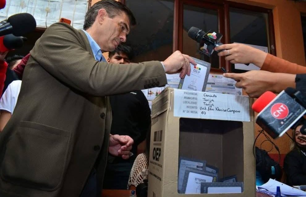 RODRIGO PAZ PIERDE EN SU MESA DE VOTACIÓN EN TARIJA