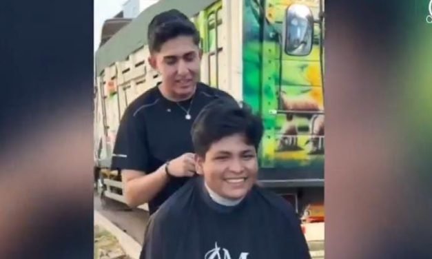 BARBERO OFRECIÓ CORTES DE CABELLO GRATIS EN FILAS DE COMBUSTIBLE EN SANTA CRUZ
