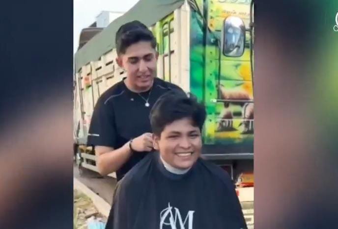 BARBERO OFRECIÓ CORTES DE CABELLO GRATIS EN FILAS DE COMBUSTIBLE EN SANTA CRUZ