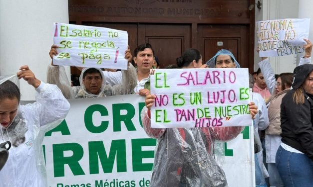 PROFESIONALES EN SALUD REALIZAN PARO DE 24 HORAS Y CACEROLAZO POR RETRASO DE SALARIOS