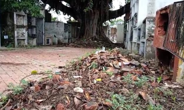 CEMENTERIO PAMPA DE LA CRUZ MUESTRA ABANDONO A DOS DÍAS DE TODOS SANTOS