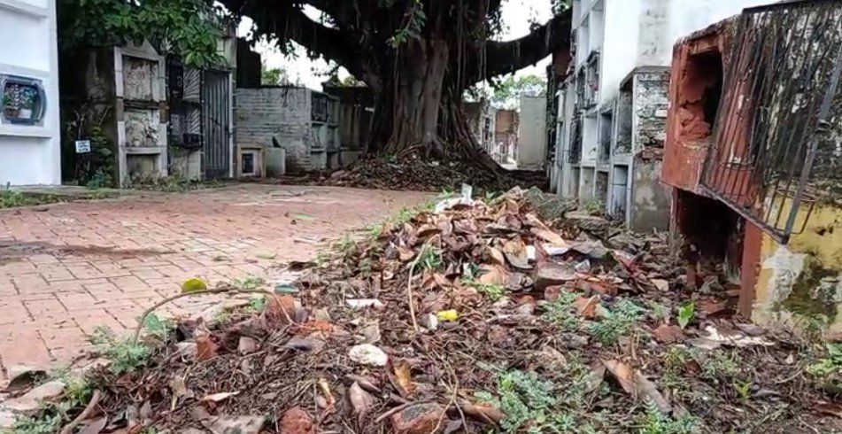 CEMENTERIO PAMPA DE LA CRUZ MUESTRA ABANDONO A DOS DÍAS DE TODOS SANTOS