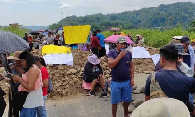 BLOQUEO EN CHIMORÉ: PADRES EXIGEN REEMPLAZO DE AUTORIDAD EDUCATIVA