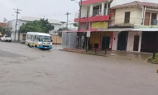 FUERTE LLUVIA DEJA CALLES INUNDADAS Y TRANSPORTE PARALIZADO EN SANTA CRUZ