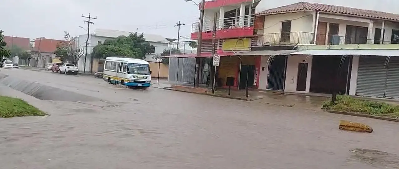 FUERTE LLUVIA DEJA CALLES INUNDADAS Y TRANSPORTE PARALIZADO EN SANTA CRUZ