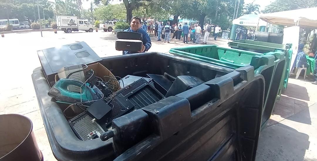EMACRUZ PROMUEVE CONCIENCIA AMBIENTAL CON FERIA DE RECICLAJE ELECTRÓNICO