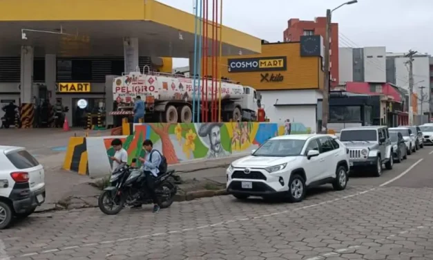 ESCASEZ DE COMBUSTIBLE GENERA LARGAS FILAS Y MALESTAR EN SANTA CRUZ