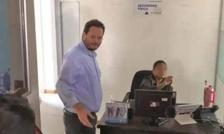 ARMIN DORGATHEN SE PRESENTA ANTE LA ADUANA EN SANTA CRUZ Y EJERCE DERECHO AL SILENCIO