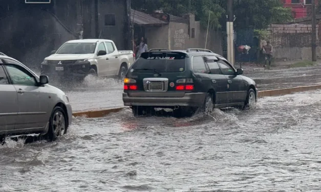 LLUEVE EN SANTA CRUZ Y LAS APPS DE MOVILIDAD TRIPLICAN SUS TARIFAS